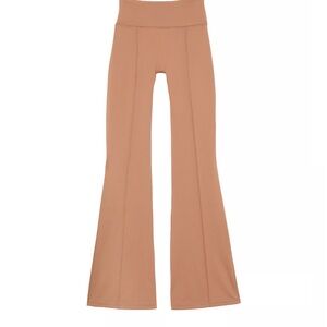 Victoria’s Secret Pink Winter Performance Flare Leggings-Toffee- Med/Short NWT🤎